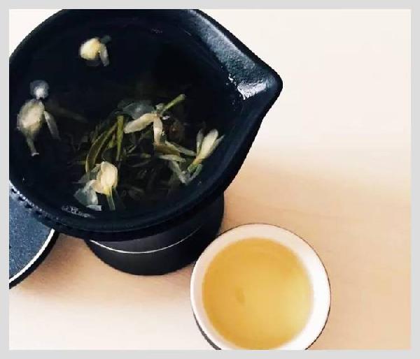無印良品開了一家咖啡館，但主角是一款“性冷淡”的茶？|餐飲界
