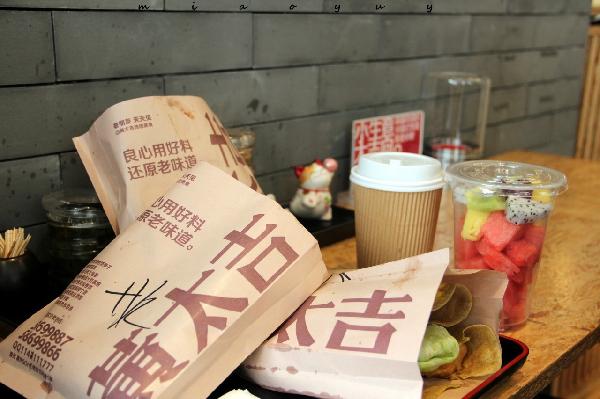 風(fēng)口上的同類，為何黃太吉關(guān)店過半，西少爺年入1億？|餐飲界
