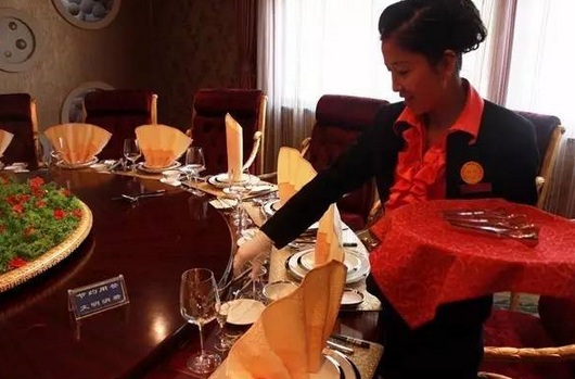 餐廳的老員工不服管，應(yīng)該怎么辦？|餐飲界
