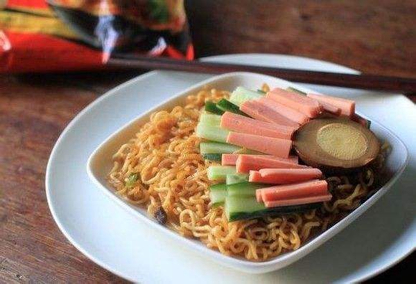 被外賣“打敗”的不只方便面，還有好搭檔火腿腸|餐飲界
