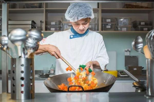 純外賣品牌夾縫中求生存，“堂食+外賣”兩條腿走路才是正道|餐飲界