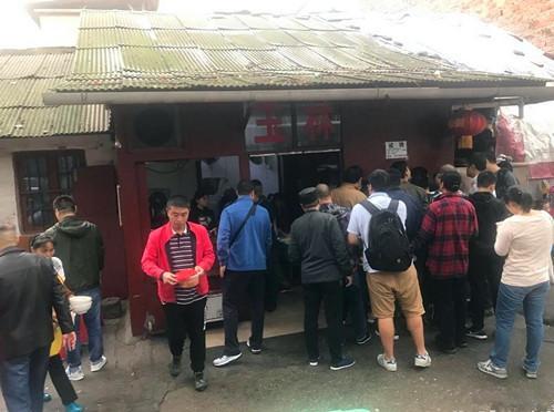 這家開了35年的老長沙米粉店，6塊錢一碗，6點就開始排隊了|餐飲界