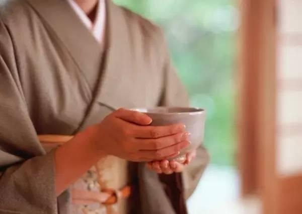 這家餐企用了4個(gè)“找死”的經(jīng)營(yíng)方法，卻成為行業(yè)老大|餐飲界