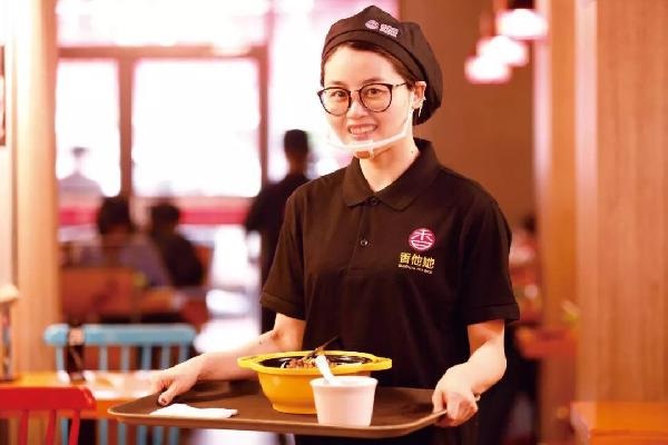 沒有廚師，無人點(diǎn)餐！他4年開出300多家店，日銷高達(dá)10萬碗！