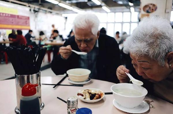 老順德人開的粥店，不僅在香港站穩(wěn)腳跟，還得到了周潤發(fā)的喜歡