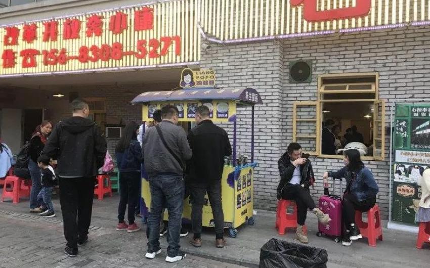 門口擺個小攤，竟是餐廳增加營收的利器？