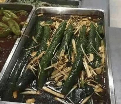 食堂大媽又出新菜啦！綠雞腿炒火龍果靠邊站，這才是黑暗料理！