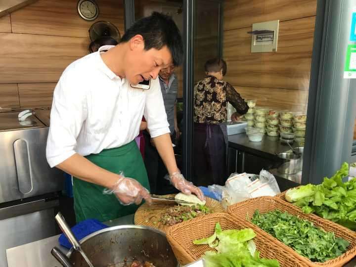李巖：18年守住一個(gè)肉夾饃，他的小店成了地標(biāo)