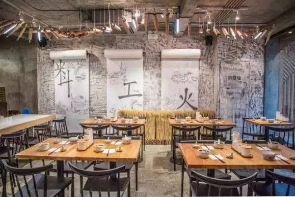 “網(wǎng)紅”茶飲店后廚臟亂差，網(wǎng)紅：這個(gè)鍋我們不背！