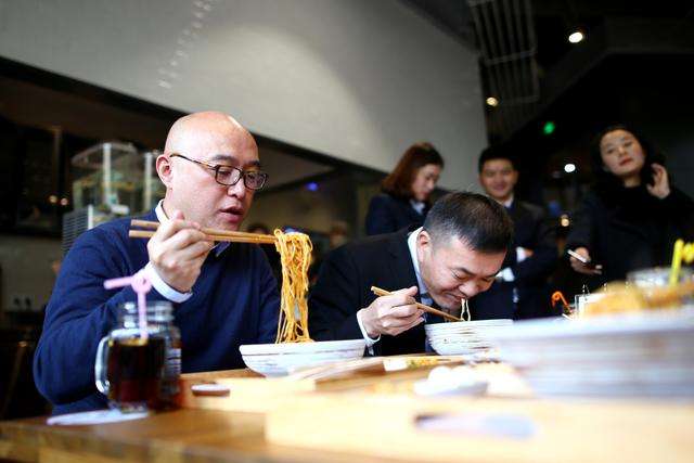 孟非小面將再關(guān)一家店，欲改做麻辣方便食品