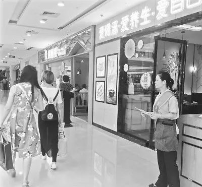 這就是餐飲的未來(lái)嗎？年輕人當(dāng)老板，大媽大嬸當(dāng)服務(wù)員