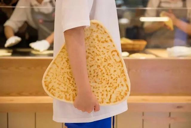 不斷“試錯(cuò)”的西貝，這次開(kāi)了家“三角肉夾饃+咖啡”的餐廳……