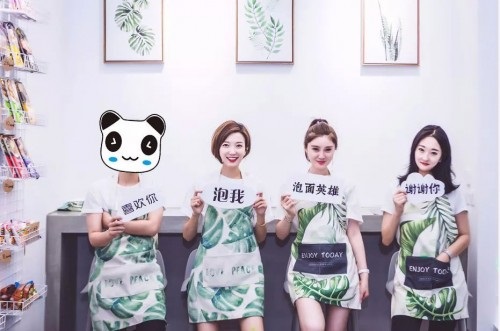 90后美女網(wǎng)紅開“泡面英雄”餐廳，日入3萬(wàn)走紅網(wǎng)絡(luò)