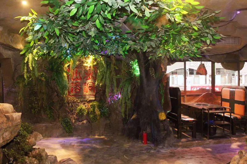 開(kāi)在溶洞里的火鍋店，日流水2萬(wàn)5