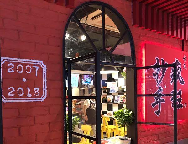 不到20種產(chǎn)品，8個(gè)餐位，日銷過萬。TA是最早的“網(wǎng)紅”！