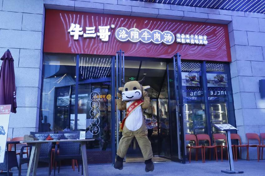 靠一碗湯，78個餐位一天接待1500人