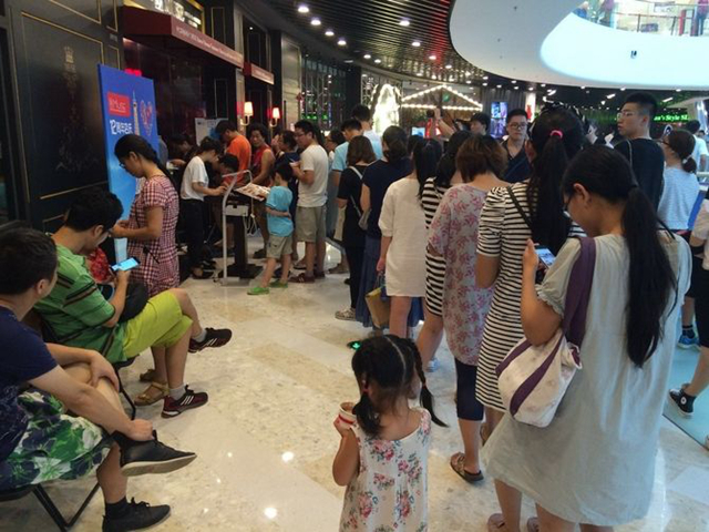 店外排隊，店里客人坐著聊天不走，我該怎么辦？