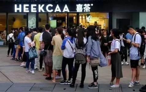 為啥店門口排隊的總是喜茶？不僅僅因為老板是90后！