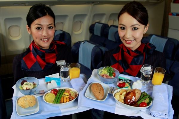 多航空公司取消免費餐飲 以后坐飛機真要帶泡面了？