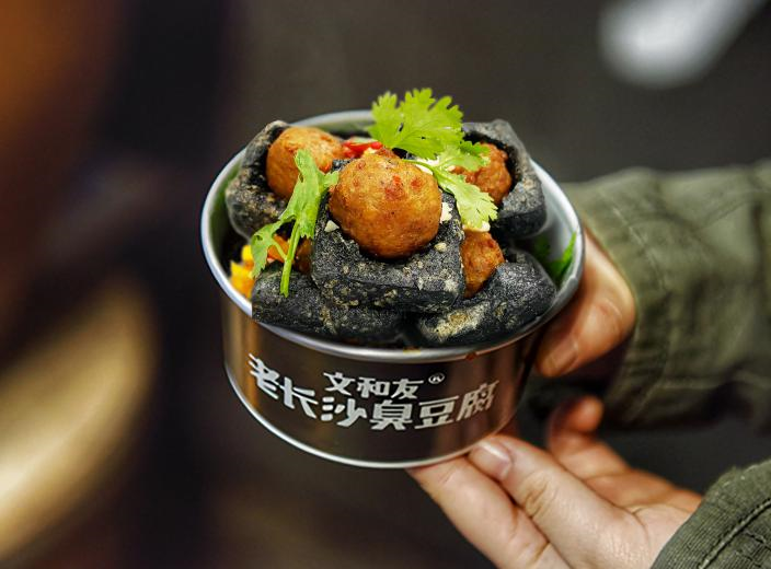 風(fēng)口下的美食進(jìn)化，星期零與文和友老長(zhǎng)沙臭豆腐“牽手”做植物肉臭豆腐