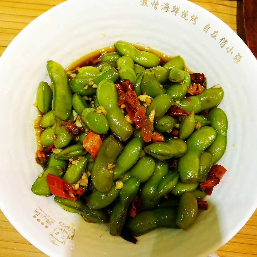 野生本色在森林里種小木耳，發(fā)展大產(chǎn)業(yè)