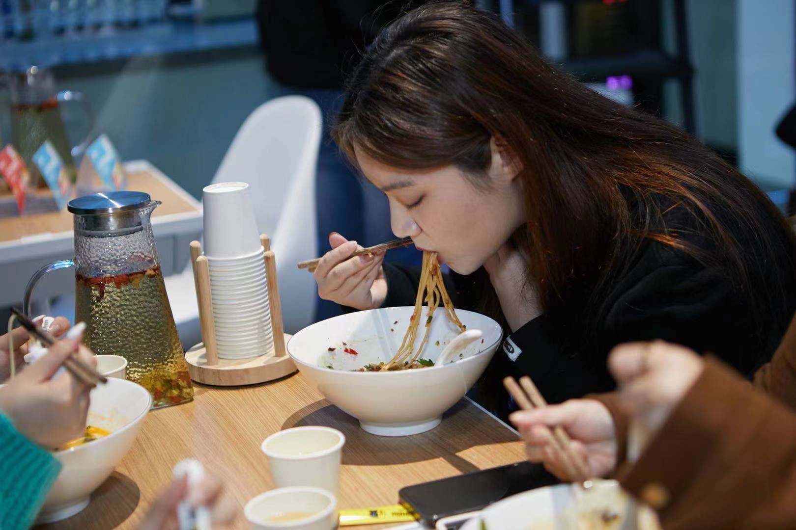 創(chuàng)新“智能面館”新賽道 ，數(shù)字化賦能掘金千億級面類市場|餐飲界