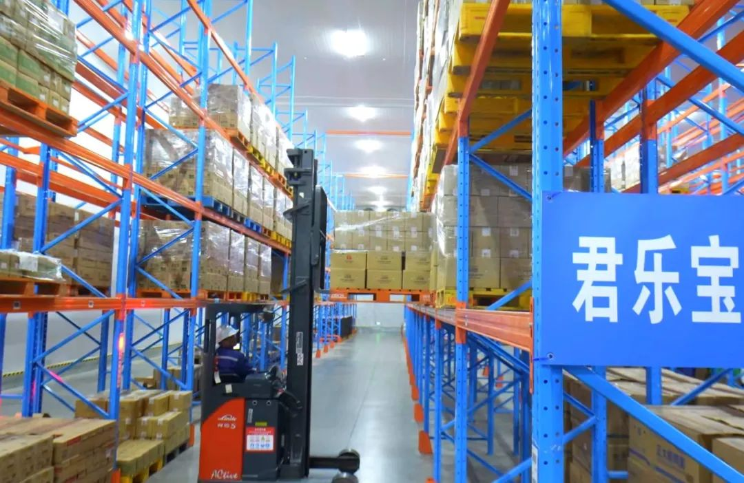 蜀?！辆龢穼殤?zhàn)略合作升級(jí)，打造全國(guó)極速冷鏈網(wǎng)，破解短保鮮奶配送難題|餐飲界