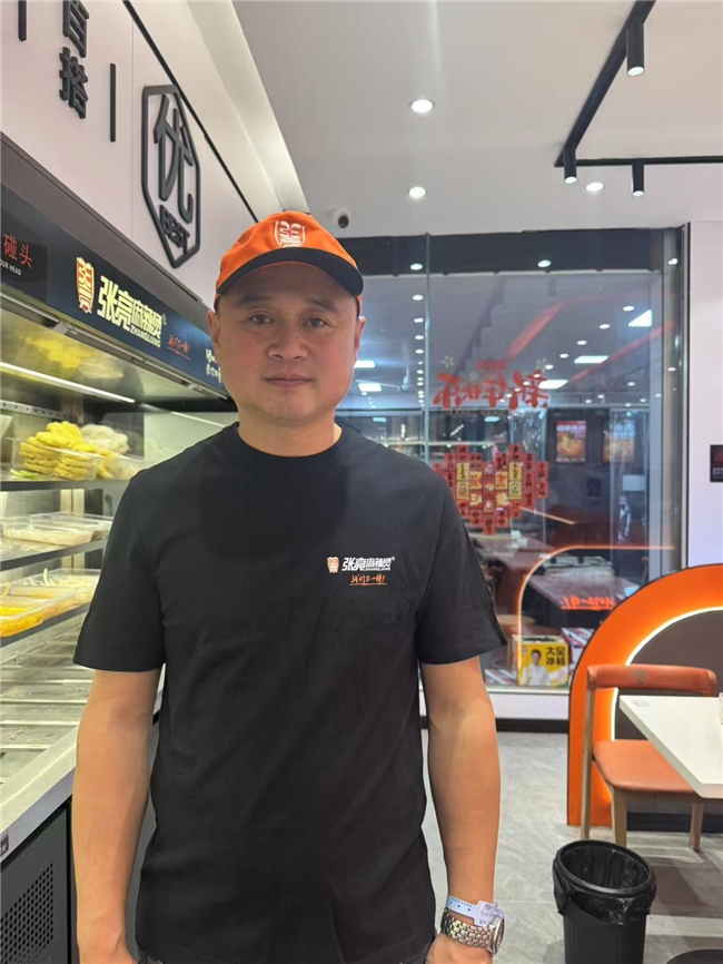 張亮麻辣燙加盟業(yè)主于海波：5年開8店，煮沸四川不靠大廚靠體系|餐飲界